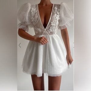 AKSHIA MINI DRESS - PUFF SLEEVE FLORAL DETAIL PLUNGE NECK DRESS IN WHITE Size10